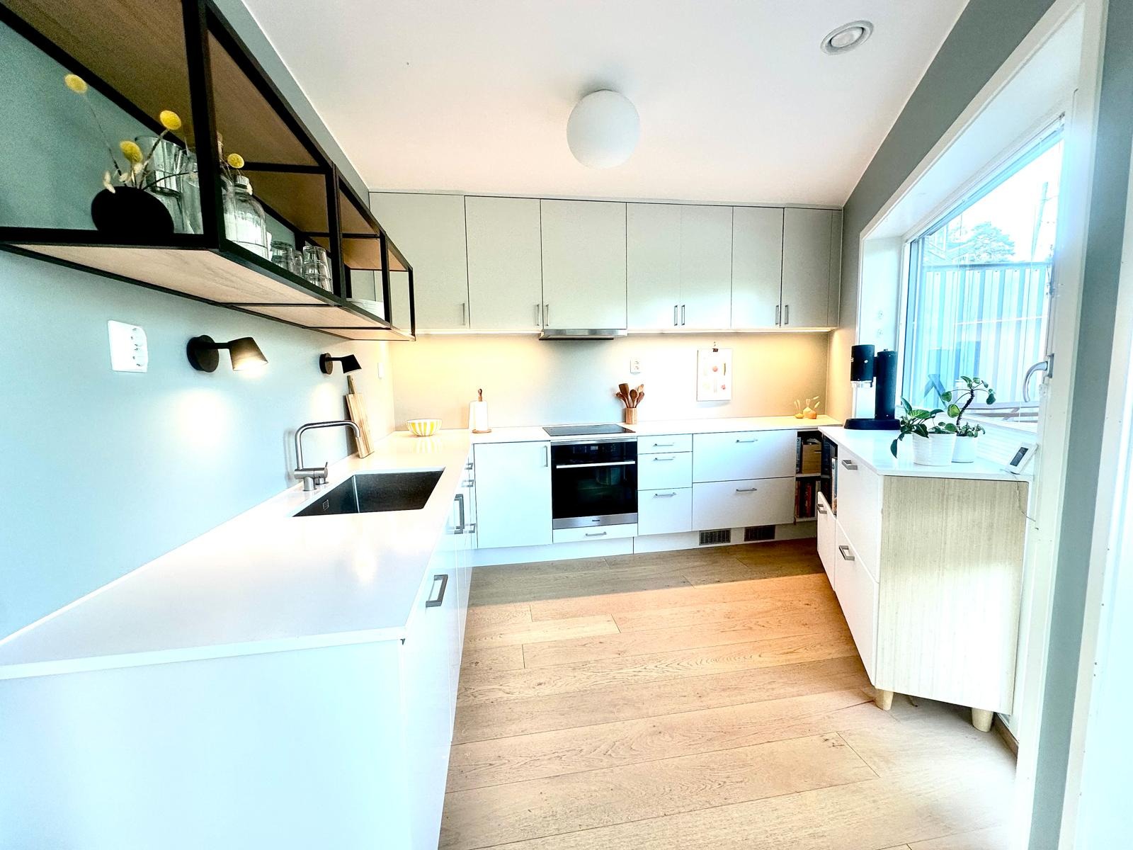 Kjøkken med oppvaskmaskin, steketopp, stekeovn, kjøleskuffer og mikrobølgeovn inkl i leien. I tillegg er det et kombinert kjøle- og fryseskap i kjeller.